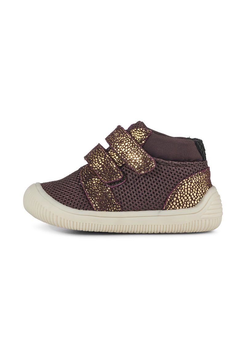 Zapatillas altas de malla morada con tiras de Velcro salpicadas de oro, suela de goma blanca y acentos texturizados en el talón y los paneles laterales.