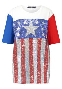 T-shirt di paillettes con una combinazione di colori rosso, bianco e blu; stelle nella parte superiore, strisce sotto e vestibilità ampia e casual.
