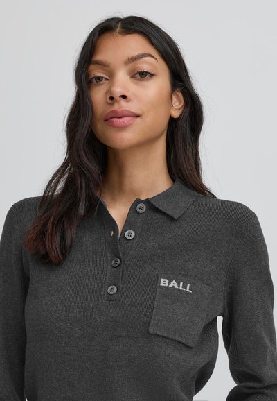 Tumši pelēkā adīta polo krekls ar apkakli, četriem pogām un krūšu kabatu ar baltu "BALL" izšuvumu. Mīksta tekstūra un pieguļošs dizains.