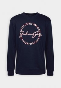 Sweat-shirt bleu marine à manches longues avec col rond, comportant le texte « Jack and Jones » à l'intérieur d'un graphique circulaire sur le devant.