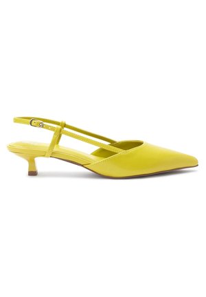 Escarpin slingback en cuir verni jaune avec bout pointu, fines doubles brides et petit talon bloc. Texture lisse et design minimaliste.