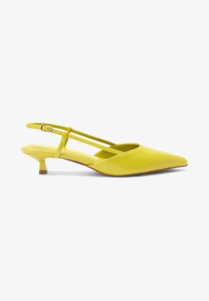 Escarpin slingback en cuir verni jaune avec bout pointu, fines doubles brides et petit talon bloc. Texture lisse et design minimaliste.