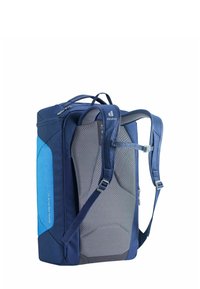 Mochila de tela azul y gris con respaldo de malla acolchada, correas ajustables, asa superior y bolsillos con cremallera. Presenta detalle de logo y diseño ergonómico.