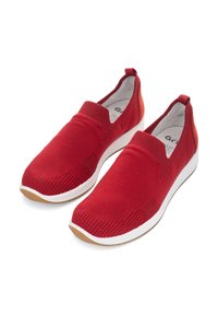 Rote Slipper aus Strickstoff mit einer strukturierten Oberfläche, elastischem Kragen und einer weißen Sohle mit einer strapazierfähigen Gummisohle.
