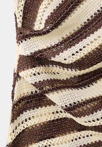 Tissu en crochet rayé marron et crème avec des motifs alternant mailles ouvertes et serrées, créant un aspect texturé et ondulé.
