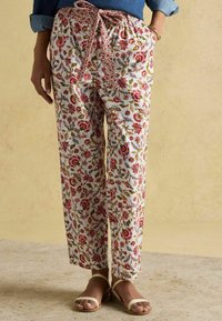 Bawełniane spodnie w białym kolorze z kwiatowym wzorem w czerwonych i zielonych kolorach, z elastycznym paskiem z wiązaniem oraz bocznymi kieszeniami.