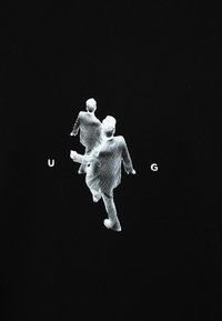 Μαύρο T-shirt με λευκό γραφικό δύο φιγούρων που περπατούν, τοποθετημένο πάνω από τα γράμματα "U" και "G" σε έντονη γραμματοσειρά.