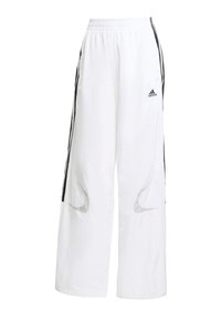 Biele športové nohavice s voľným strihom, s čiernymi postrannými pruhmi, elastickým pásom a sieťovinovými výrezmi pre ventiláciu.