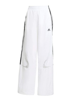 Białe sportowe spodnie o luźnym kroju, z czarnymi pasami po bokach, elastycznym paskiem w talii i siateczkowymi wstawkami dla lepszej wentylacji.