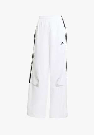 Bijele sportske hlače s laganim krojem, s crnim bočnim prugama, elastičnom pasicom i mrežastim izrezima za ventilaciju.