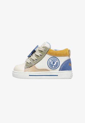 Dětské tenisky s kombinací bílých, béžových, zelených, žlutých a modrých materiálů. Texturované panely s šněrováním a logem.