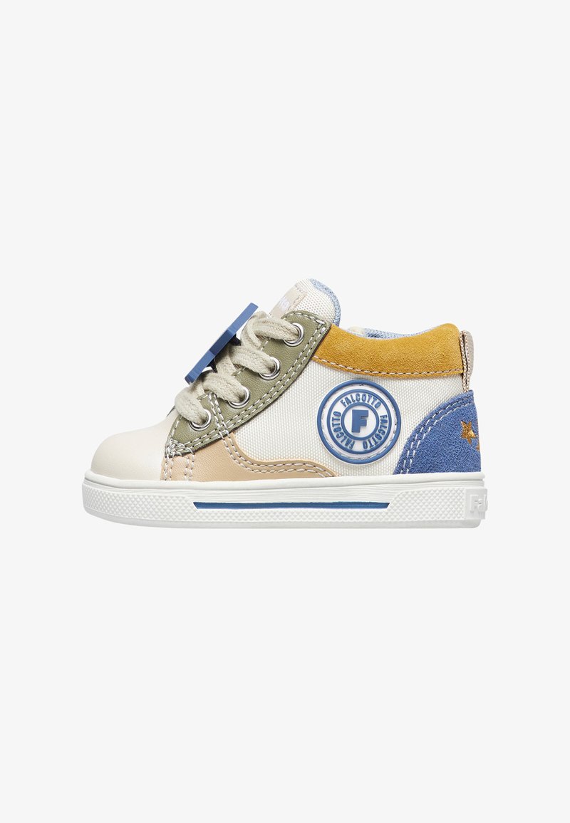 Zapatillas infantiles que presentan una mezcla de materiales en blanco, beige, verde, amarillo y azul. Paneles texturizados con cierre de cordones y detalle de logo.