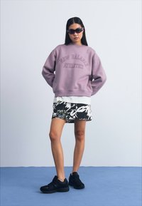New Balance GRAPHIC CREW - Melegítőfelső - ice wine