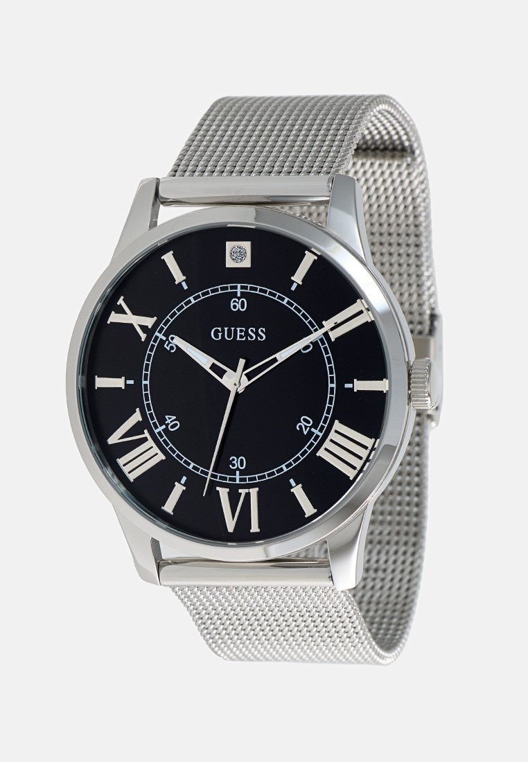 Reloj de dial negro redondo con números romanos plateados. Banda de malla de acero inoxidable, caja de plata pulida y manecillas de hora y minuto prominentes.