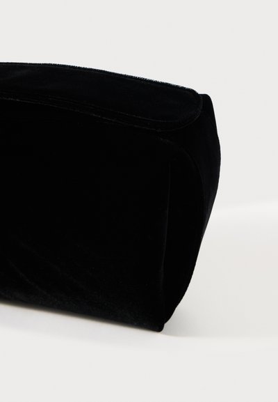 Μαύρη βελούδινη ορθογώνια τσάντα με μαλακή υφή και κυλιόμενο κλείσιμο, με μινιμαλιστικό σχέδιο και χωρίς ορατές λεπτομέρειες από υλικό.