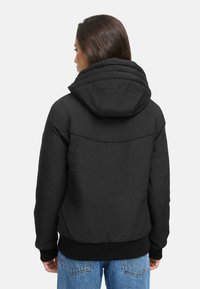 Zwarte jas met een donsachtige capuchon, ribbelmanchetten en -zoom, en een gladde afwerking. Bevat een horzontale naad over de rug voor design.
