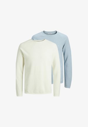 Due maglioni a manica lunga in maglia testurizzata, uno bianco sporco davanti e uno azzurro chiaro dietro, con scolli rotondi su sfondo bianco.