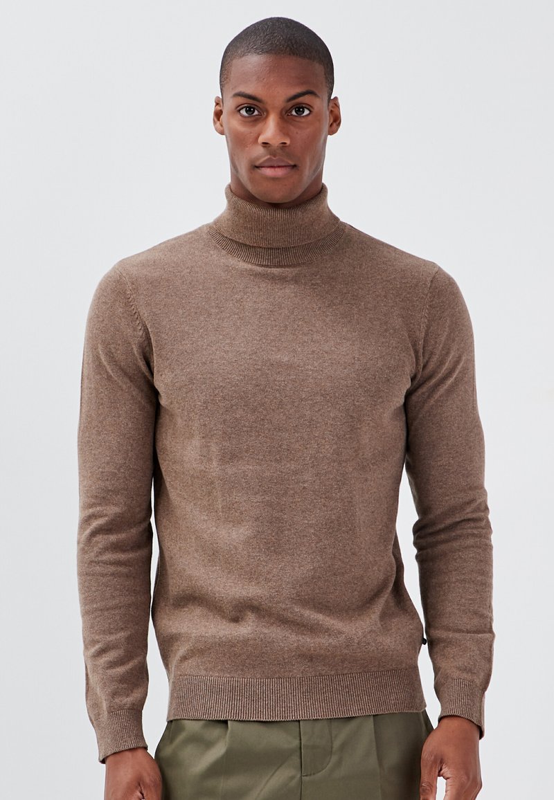 Brauner Rollkragenpullover aus einem weichen, strukturierten Stoff, mit langen Ärmeln und taillierter Silhouette, sowie einem gerippten Kragen und Saum.