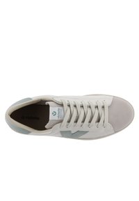 Sneaker bianca con dettagli verde menta, realizzata in suede e pelle liscia, punta rotonda, suola piatta e design con lacci. Logo sulla linguetta.
