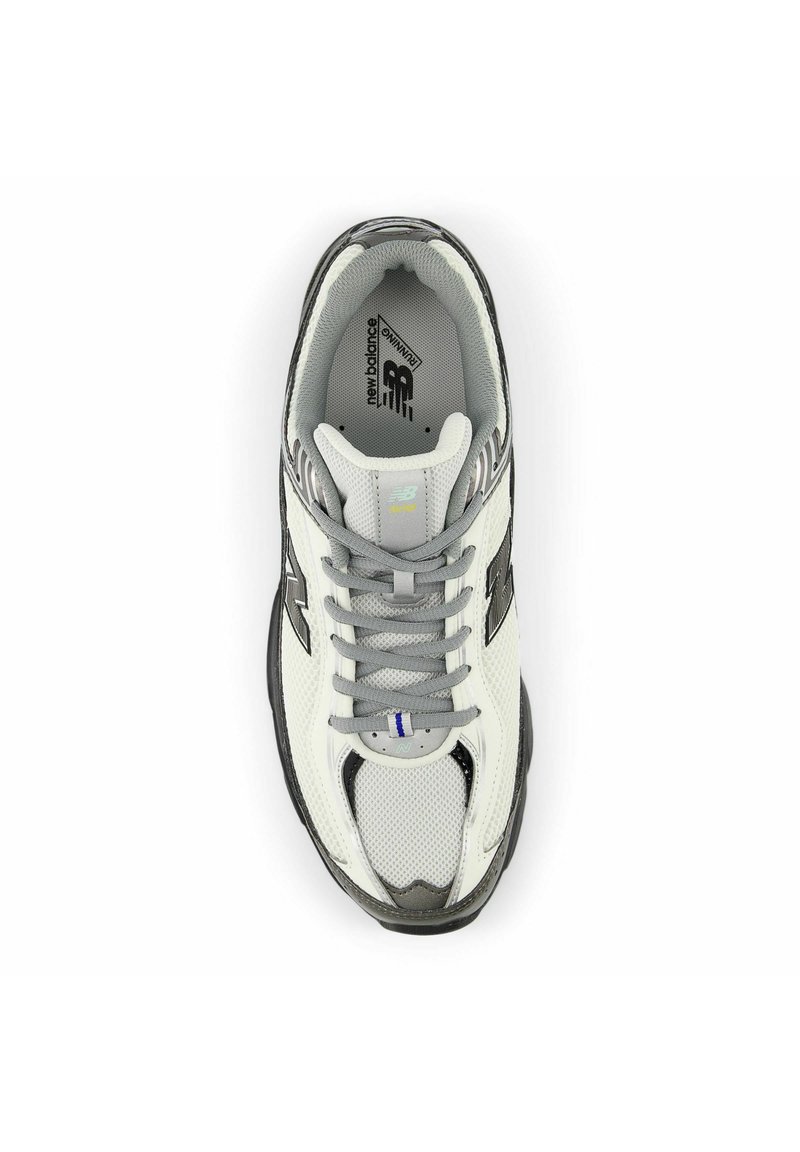 Sneaker in mesh bianco e grigio con lacci grigi e suola in gomma decorata; presenta un logo “N” prominente sul lato e un colletto imbottito.