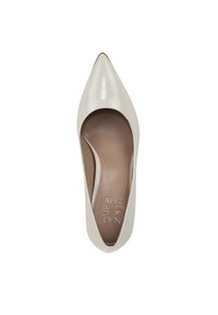 Scarpa con tacco alto in pelle verniciata beige, punta affusolata, texture liscia e una luce discreta. La soletta interna presenta dettagli del logo impresso.