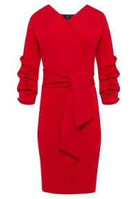 Rotes Wickelkleid aus glattem Stoff, mit langen Ärmeln und gerafftem Detail sowie einem gebundenen Taillengürtel. Klassisches knielanges Design.