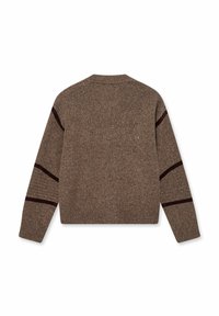 Brauner gestrickter Pullover mit Rundhals, langen Ärmeln und weinrot gestreiften Akzenten an jedem Ärmel. Strukturierte Verarbeitung und lässiger Cropped-Schnitt.