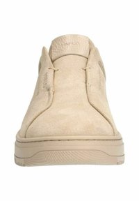 Beige suède instap schoen met een platte rubberen zool. Beschikt over gestikte accenten en een ronde neus. Lettering op de hiel is verdiept.