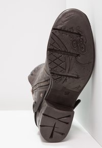 Schwarzer Lederstiefel mit einer strukturierten Sohle, seitlichem Reißverschluss und dekorativen Hardware-Akzenten. Größe 37.