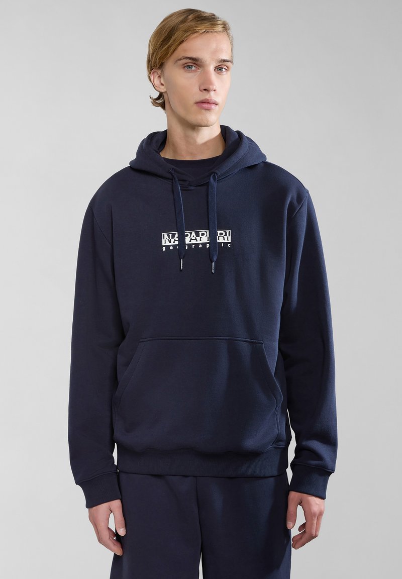 Sudadera azul marino de tejido suave, que cuenta con un bolsillo frontal y capucha concordón. Presenta un logo gráfico blanco en el área del pecho.