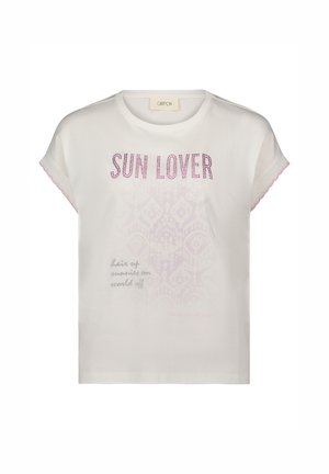 Valkoinen puuvillainen T-paita lyhyillä käärityillä hihoilla, jossa on vaaleanpunaisilla kiviä "SUN LOVER" ja haalistunut grafiikkakuosi. Teksti sisältää "hiukset ylös, aurinkolasit päälle, maailma pois."
