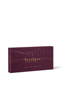 Fioletowe pudełko z złotym wzorem gwiazdek i napisem "lesilque PURE MOMENTS luksusowa jedwabna maska do snu." Zamknięty, prostokątny kształt.