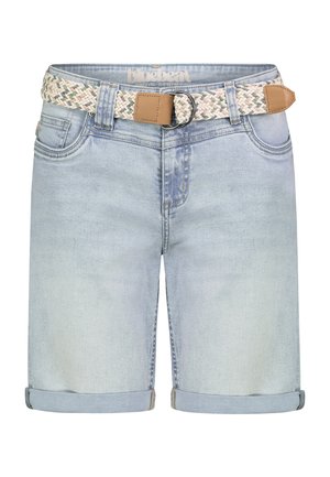 Hellblaue Denim-Shorts mit umgeschlagenen Bündchen und einem gewebten, beige-weißen geflochtenen Gürtel mit Lederakzenten.