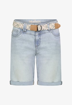 Lichtblauwe denimshorts met omgeslagen zomen en een geweven beige-witte gevlochten riem met leren accenten.