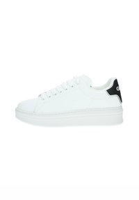Sneaker bianca in pelle con un design a profilo basso, caratterizzata da lacci tondi, una suola testurizzata e un accento nero a contrasto sul tallone.