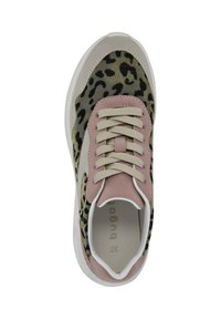 Niedrig geschnittene Sneaker mit Leopardenmuster, beigen und rosa Wildlederakzenten, beigen Schnürsenkeln, weißer Sohle und gepolsterter Krageninnenseite.