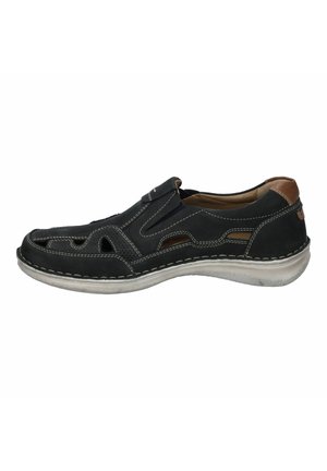 Sorte læder slip-on sko med udskæringsdesign, kontrasterende syninger og en brun detalje ved hælen. Gummisål med struktureret greb.