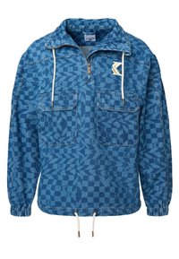 Pull-over en denim avec une fermeture éclair quart, deux poches sur la poitrine et un motif géométrique aux nuances de bleu variées. Comprend des cordons de serrage ajustables.