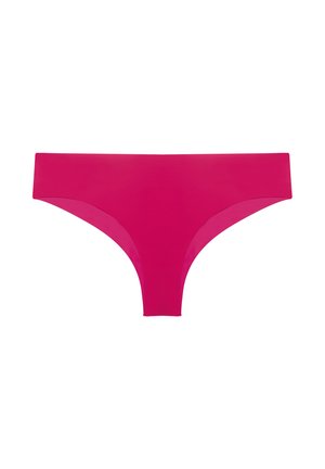 Ropa interior tipo bikini rosa sin costuras con cintura baja y cobertura trasera moderada sobre fondo blanco.