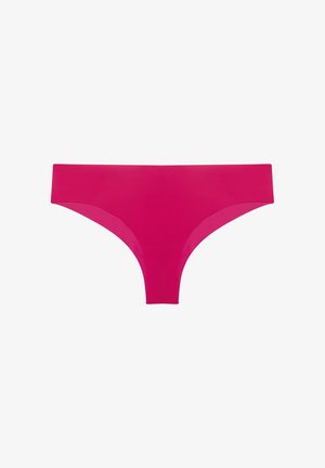 Ropa interior tipo bikini rosa sin costuras con cintura baja y cobertura trasera moderada sobre fondo blanco.