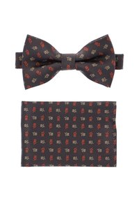 Zestaw muszki i poszetki w ciemnoniebieskim kolorze z małymi kwiatowymi wzorami w czerwieni i złocie. Muszka ma teksturowane wykończenie; poszetka jest gładka.