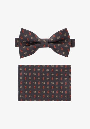 Zestaw muszki i poszetki w ciemnoniebieskim kolorze z małymi kwiatowymi wzorami w czerwieni i złocie. Muszka ma teksturowane wykończenie; poszetka jest gładka.