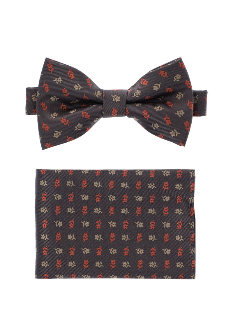 Zestaw muszki i poszetki w ciemnoniebieskim kolorze z małymi kwiatowymi wzorami w czerwieni i złocie. Muszka ma teksturowane wykończenie; poszetka jest gładka.