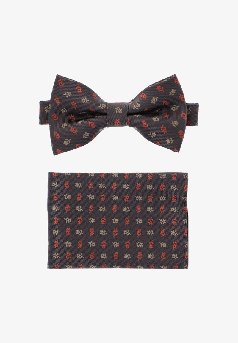 Zestaw muszki i poszetki w ciemnoniebieskim kolorze z małymi kwiatowymi wzorami w czerwieni i złocie. Muszka ma teksturowane wykończenie; poszetka jest gładka.