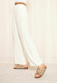 Friends Like These REGULAR FIT-DOUBLE BUCKLE COMFORT  - Natikače - neutral