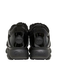Adidași negri cu un finisaj lucios din patent și accente de blană artificială texturată, având o talpă robustă din cauciuc și un manșon la călcâi.