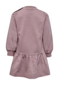 Robe longue à manches longues de couleur violet clair avec une jupe élastiquée et un détail de bouton sur l'épaule, vue de dos sur fond blanc.