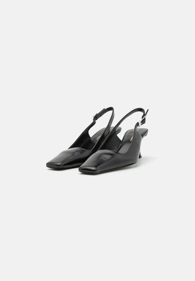 Sorte slingback-sko lavet af glat læder, med spids tå, lav hæl og justerbart ankelrem.