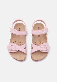 Rosa sandaler med lær overdel, justerbar stropp og spenne lukking. Konturert fotseng med perforeringer for ventilasjon.