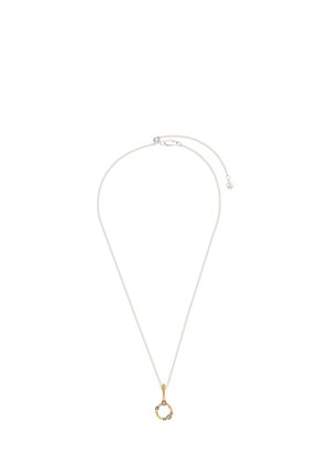 Collier chaîne en argent avec un petit pendentif circulaire en or orné de minuscules pierres précieuses transparentes.